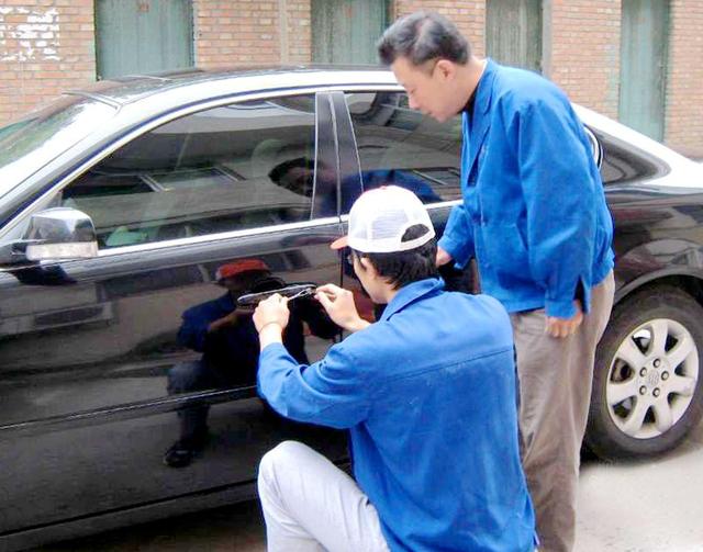 桂平汽车钥匙丢在车里面怎么办?